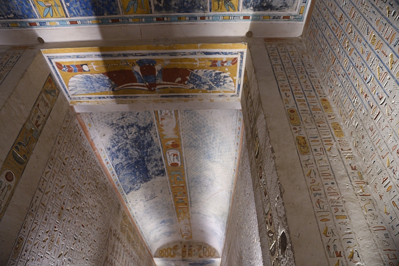 23 MAK_5940.jpg - La tomba di Ramses IV (... – Tebe, ca. 1146 a.C.) Il suo nome, prima dell'ascesa al trono, era Amonherkhopeshef. Ci accoglie La dea egizia Nekhbet rappresentata come un avvoltoio dalle ali spiegate.